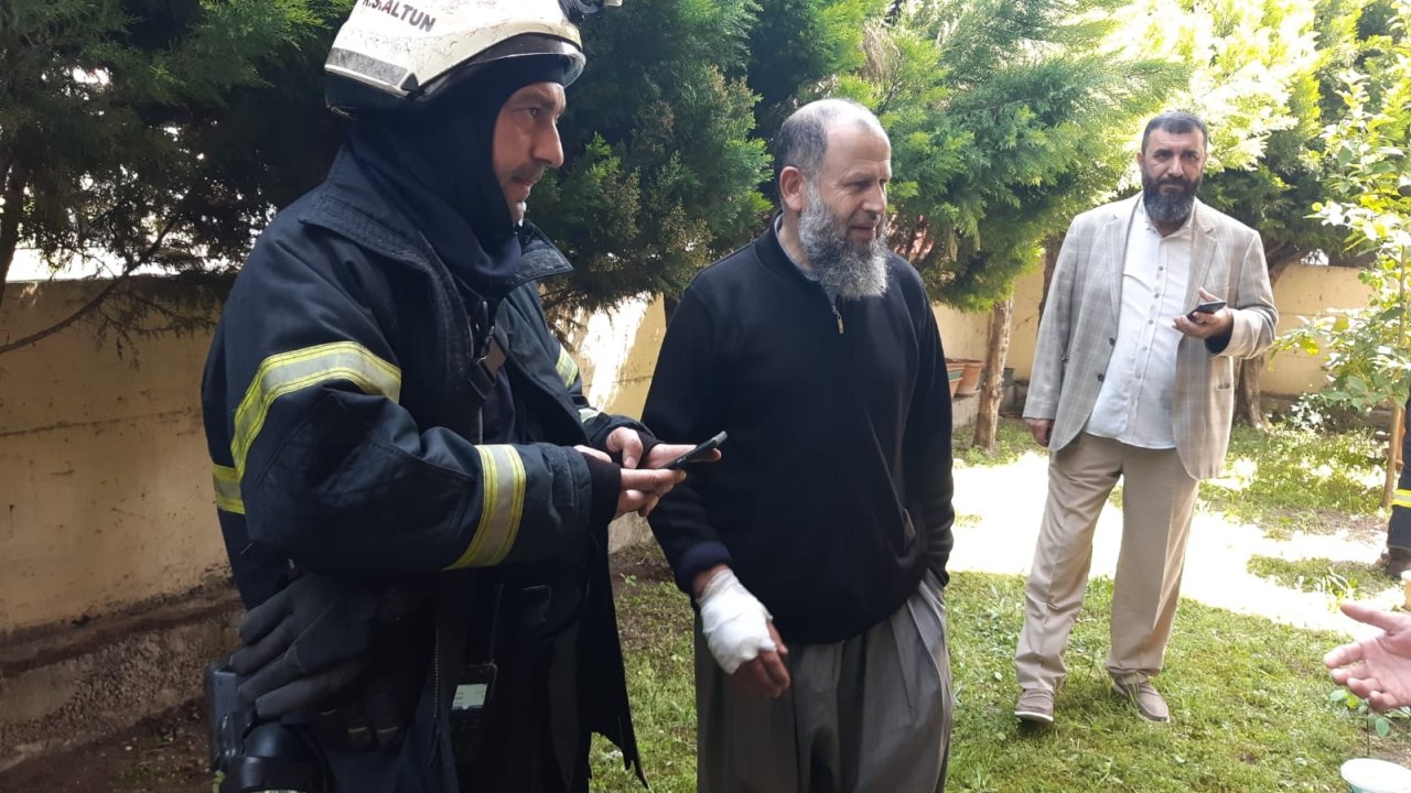 Çatı yangınına müdahale ederken elini yaktı