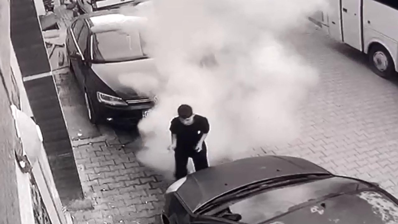 Elindeki torpillerin patlamasıyla ağır yaralandı; o anlar kamerada