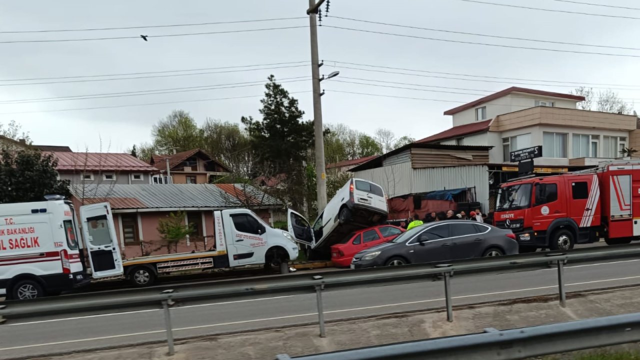 Hafif ticari araç, tamirhane önüne bırakılan otomobile çarptı; 3 yaralı