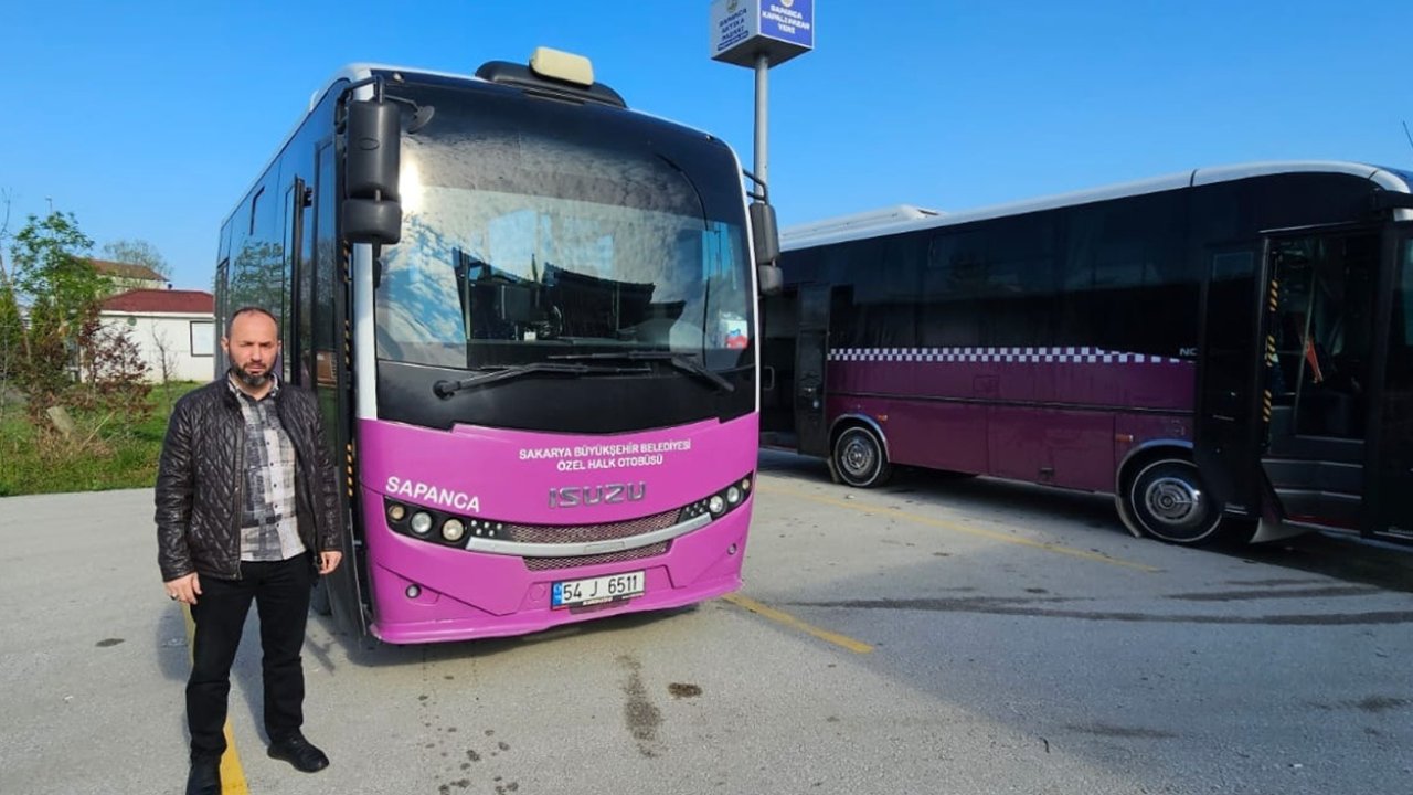 Halk otobüsünde unutulan altın dolu çantayı sahibine teslim etti