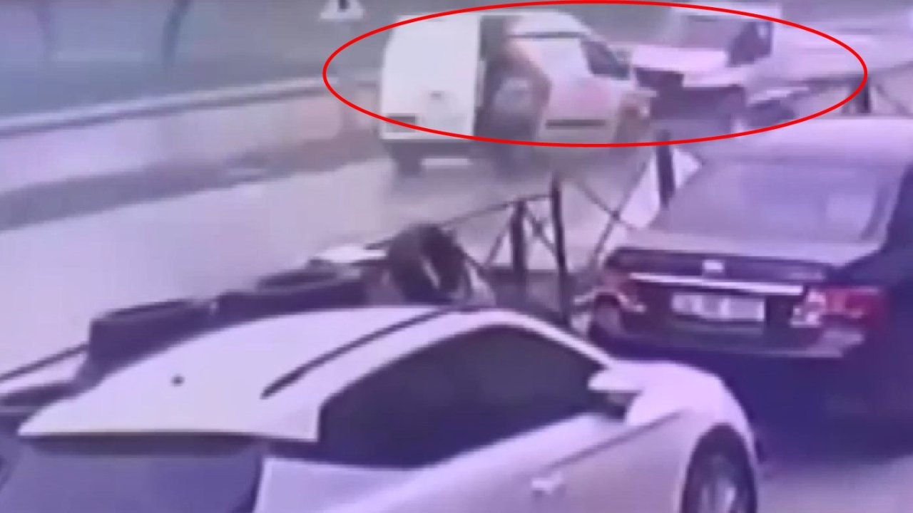 Kamyonet, refüjü aşıp minibüse çarptı; 1'i ağır, 2 yaralı