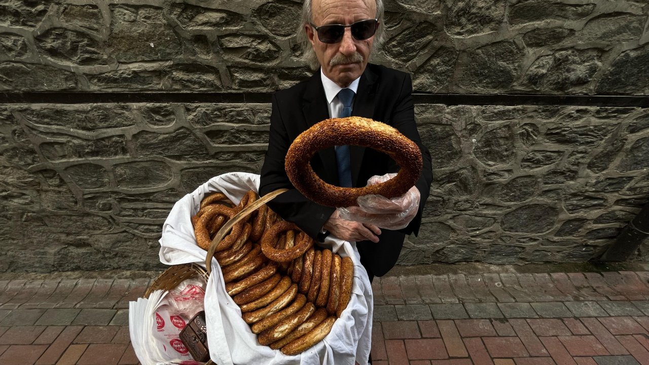 ‘Kravatlı simitçi’ takım elbisesi ve boyalı kunduralarıyla tarihi çarşıları dolaşıp simit satıyor