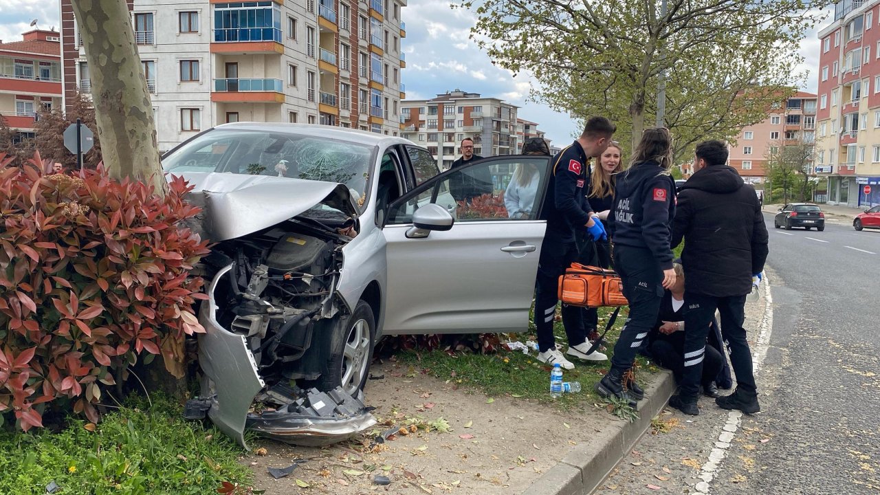 Otomobil ağaca çarptı: 3 yaralı