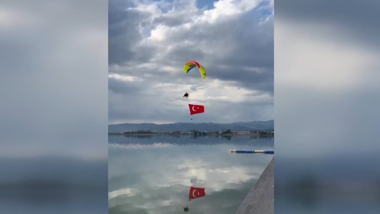 Paramotorla İznik Gölü üzerinde ay-yıldızlı şölen