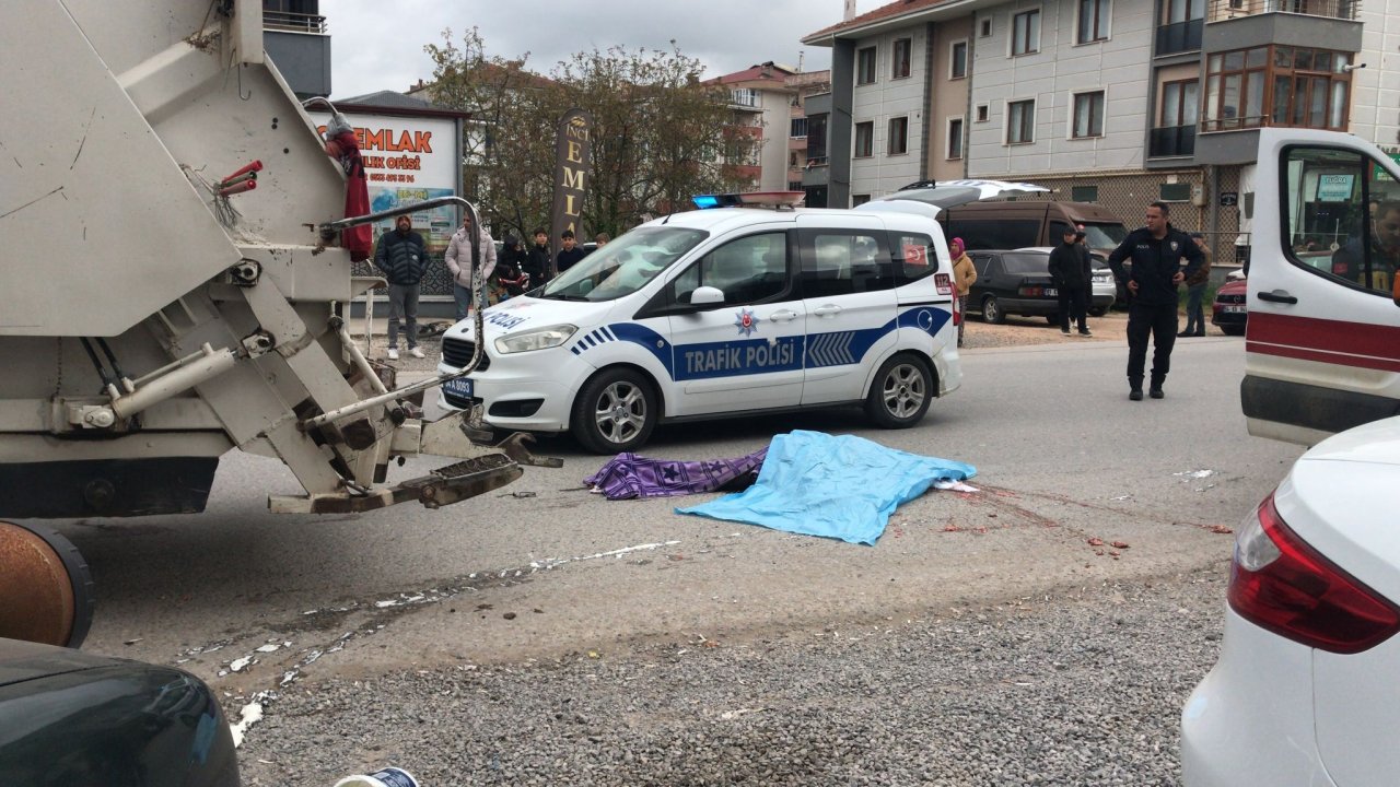 Sakarya'da çöp kamyonunun altında kalan yaya öldü; kaza anı kamerada