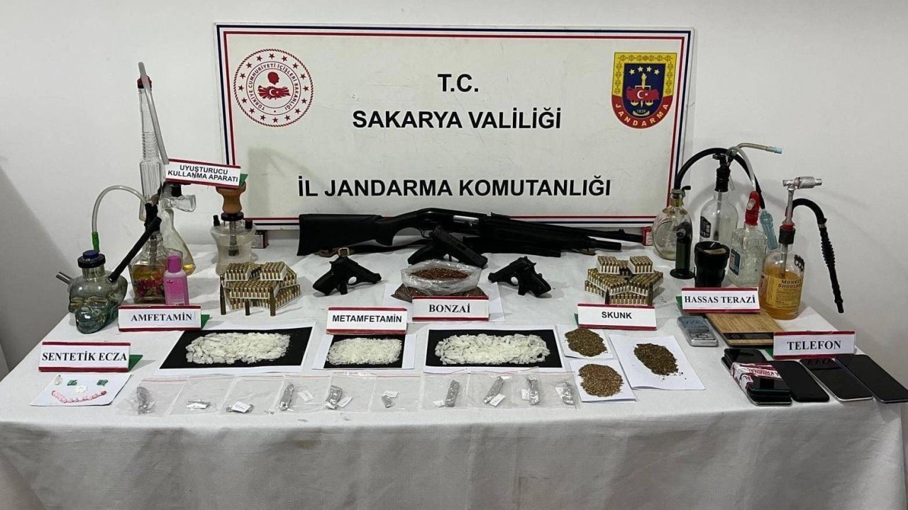 Sakarya'da uyuşturucu ve silah kaçakçılarına operasyon; 2 tutuklama