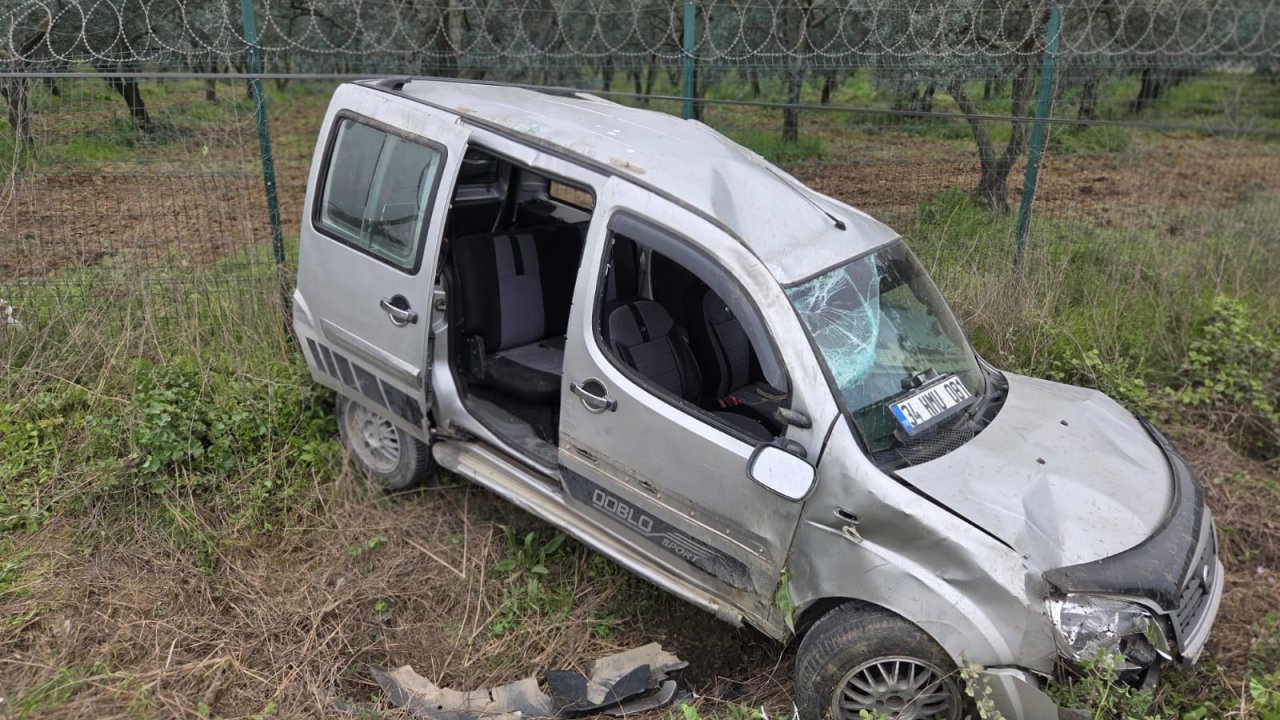 Takla atan hafif ticari araçtaki 3 kişi yaralandı