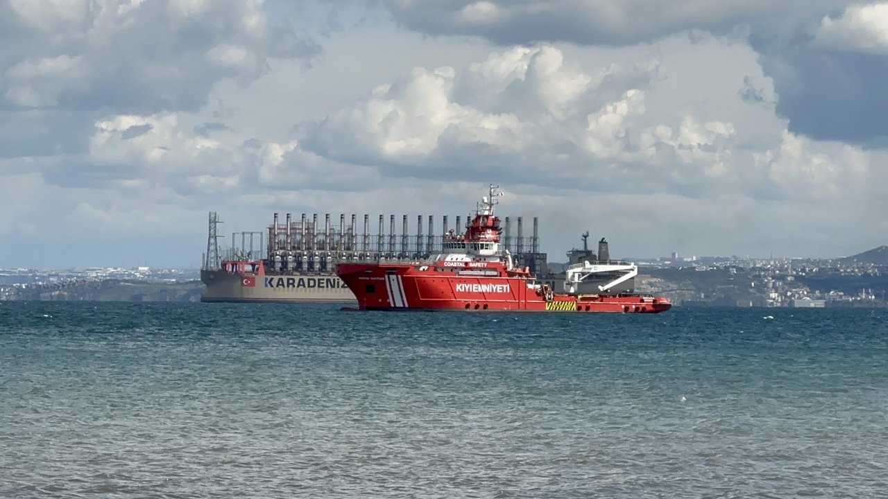 Yalova'da 289 metrelik enerji gemisi karaya oturdu