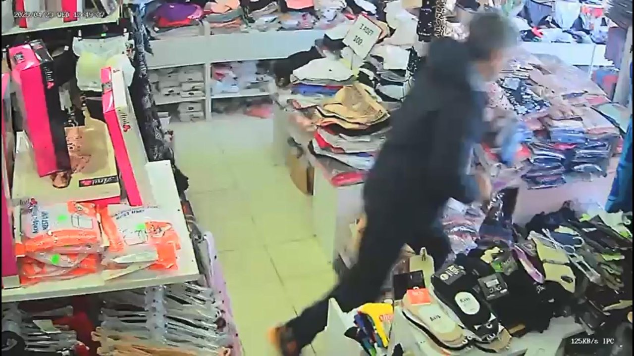Yalova'da da hissedilen depremde panikle dükkanından kaçan esnaf kamerada