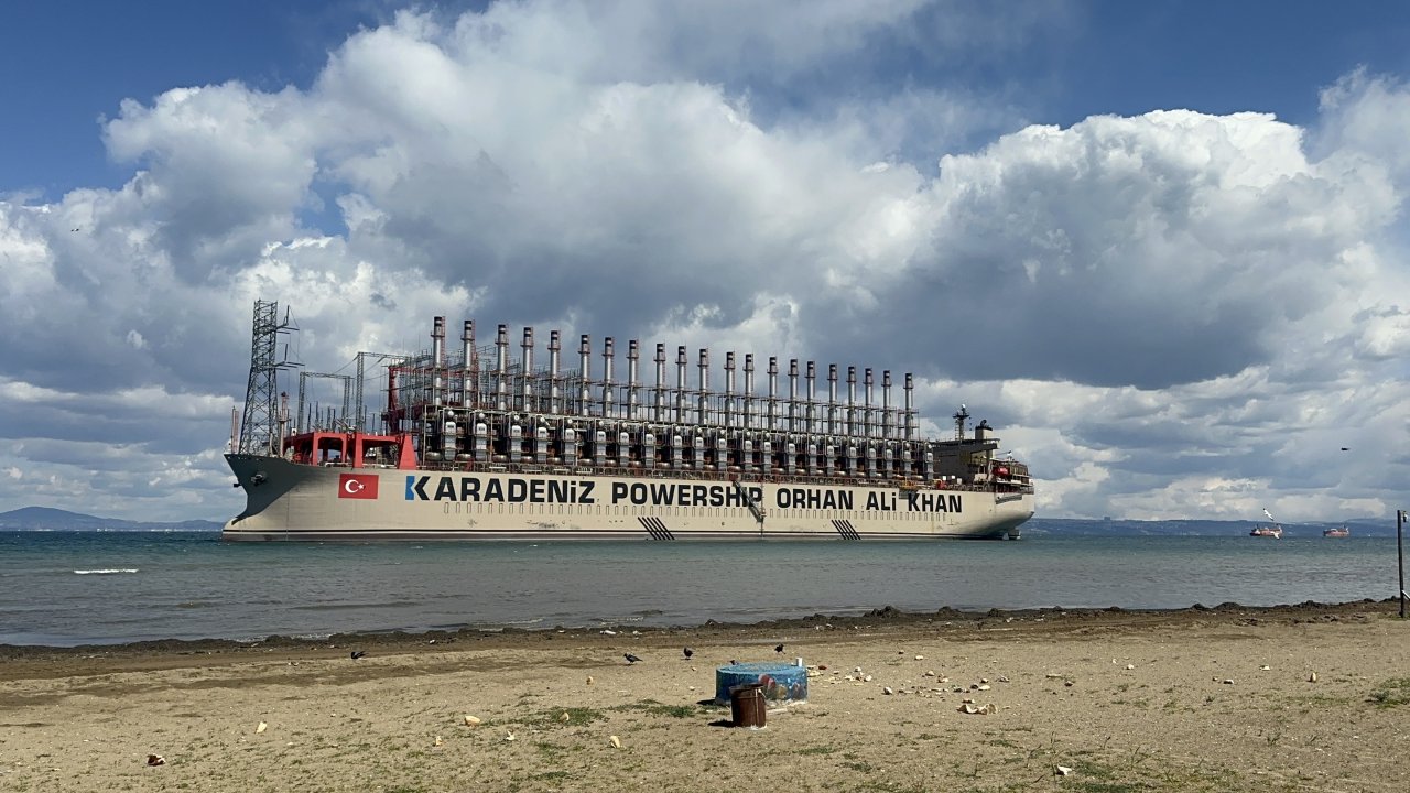 Yalova'da karaya oturan 289 metrelik enerji gemisi kendiliğinden kurtuldu