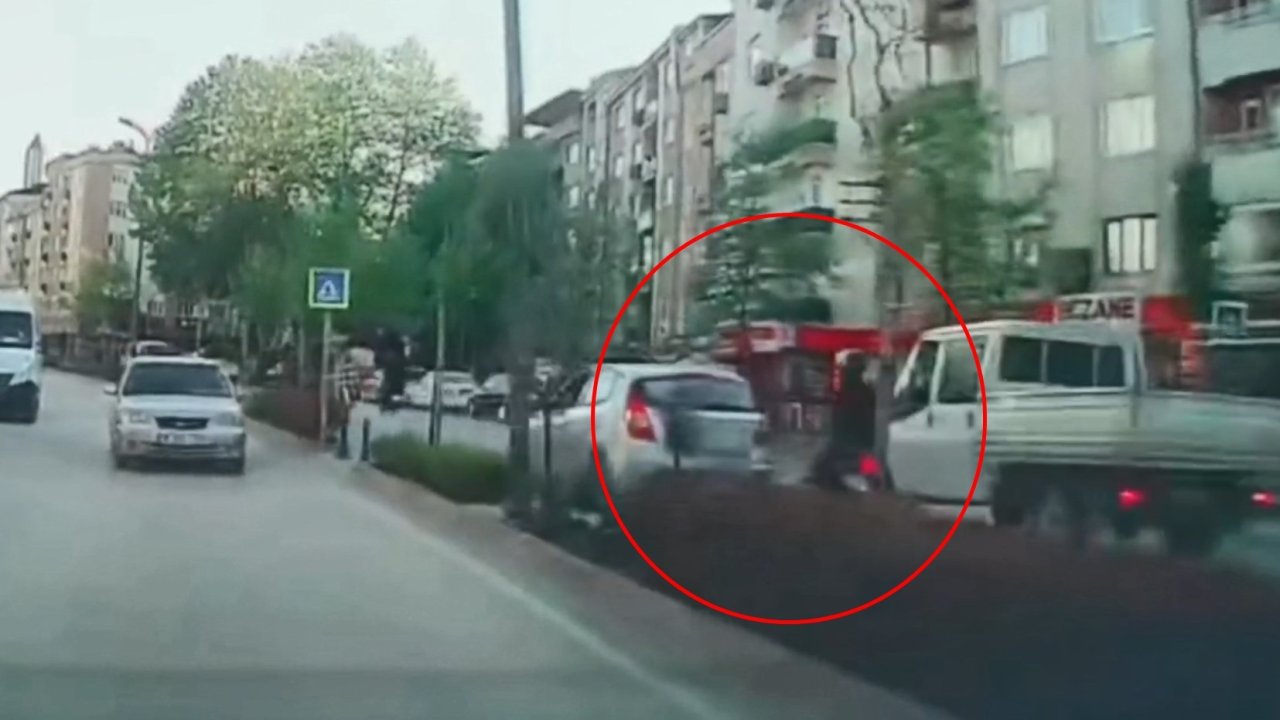 Yayaya yol vermek için duran otomobile motosikletin çarptığı kaza kamerada