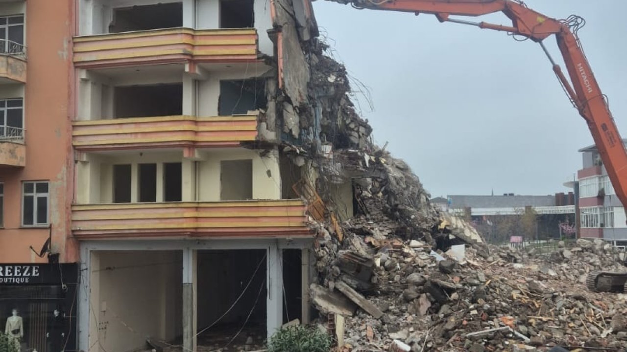 Yıkım sırasında 6 katlı bina, iş makinesinin üzerine devrildi