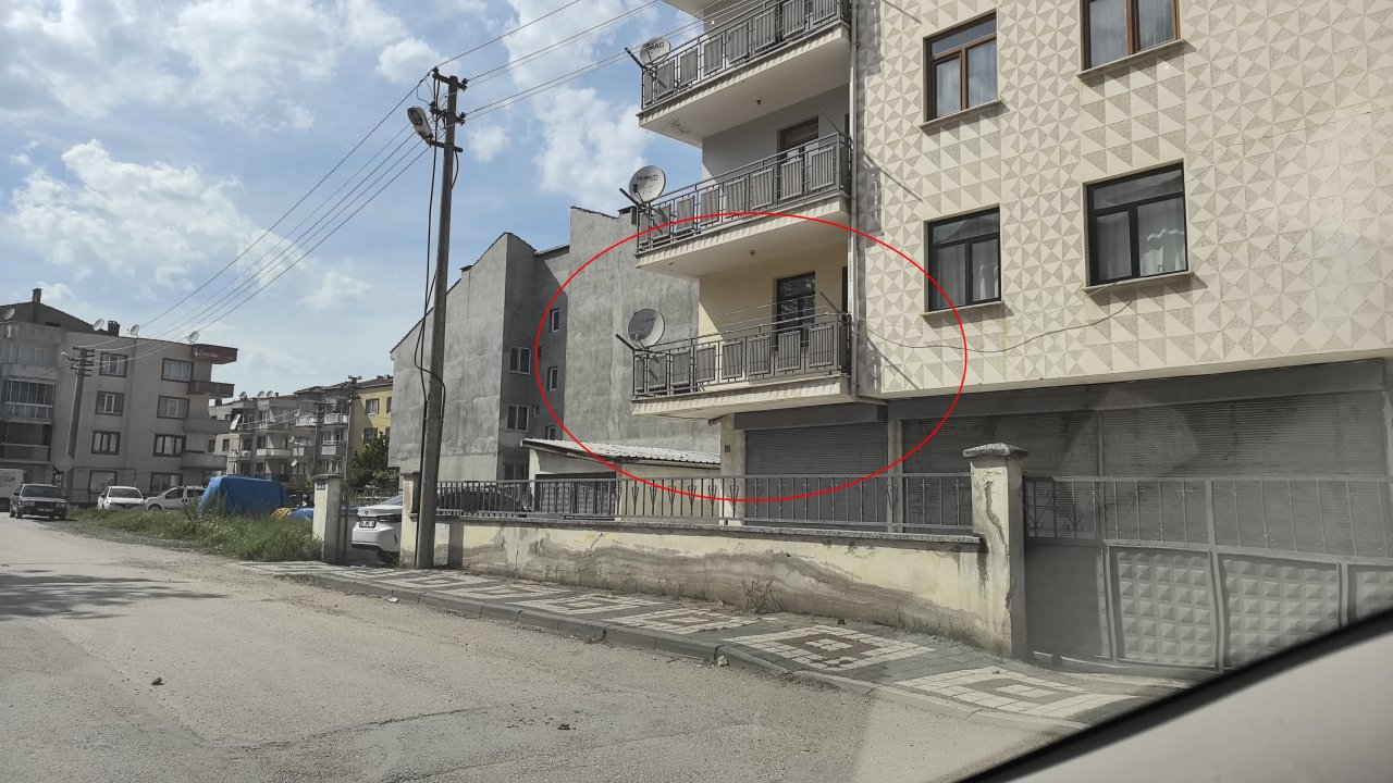 1'inci katın balkonundan düşen 6 yaşındaki Ensar yaralandı