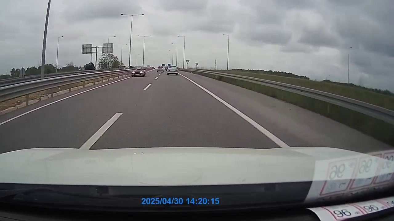 Bölünmüş yolda otomobiliyle ters yönde ilerledi; o anlar kamerada
