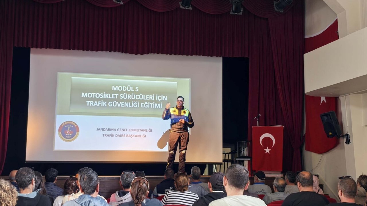 Bozcaada'da motosiklet sürücülerine güvenli sürüş eğitimi verildi