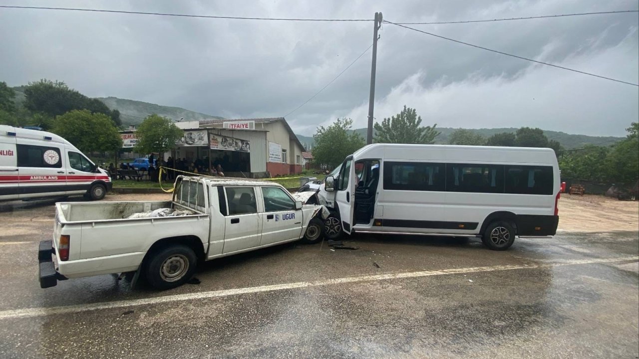 Bursa'da kamyonet ile yolcu minibüsü çarpıştı: 1 ölü, 2 yaralı