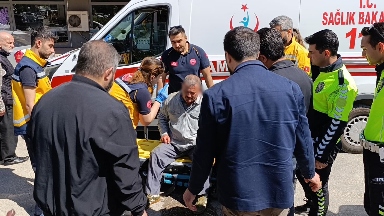 Bursa'da motosikleti ile hafif ticari araca çarpan muhtar ağır yaralandı