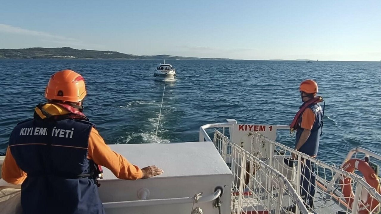 Çanakkale Boğazı'nda sürüklenen tekne kurtarıldı