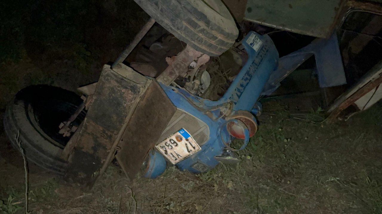 Devrilen traktörün altında kalan sürücü öldü