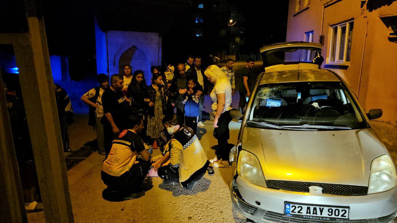 Edirne'de otomobil elektrik direğine çarptı; 2 yaralı