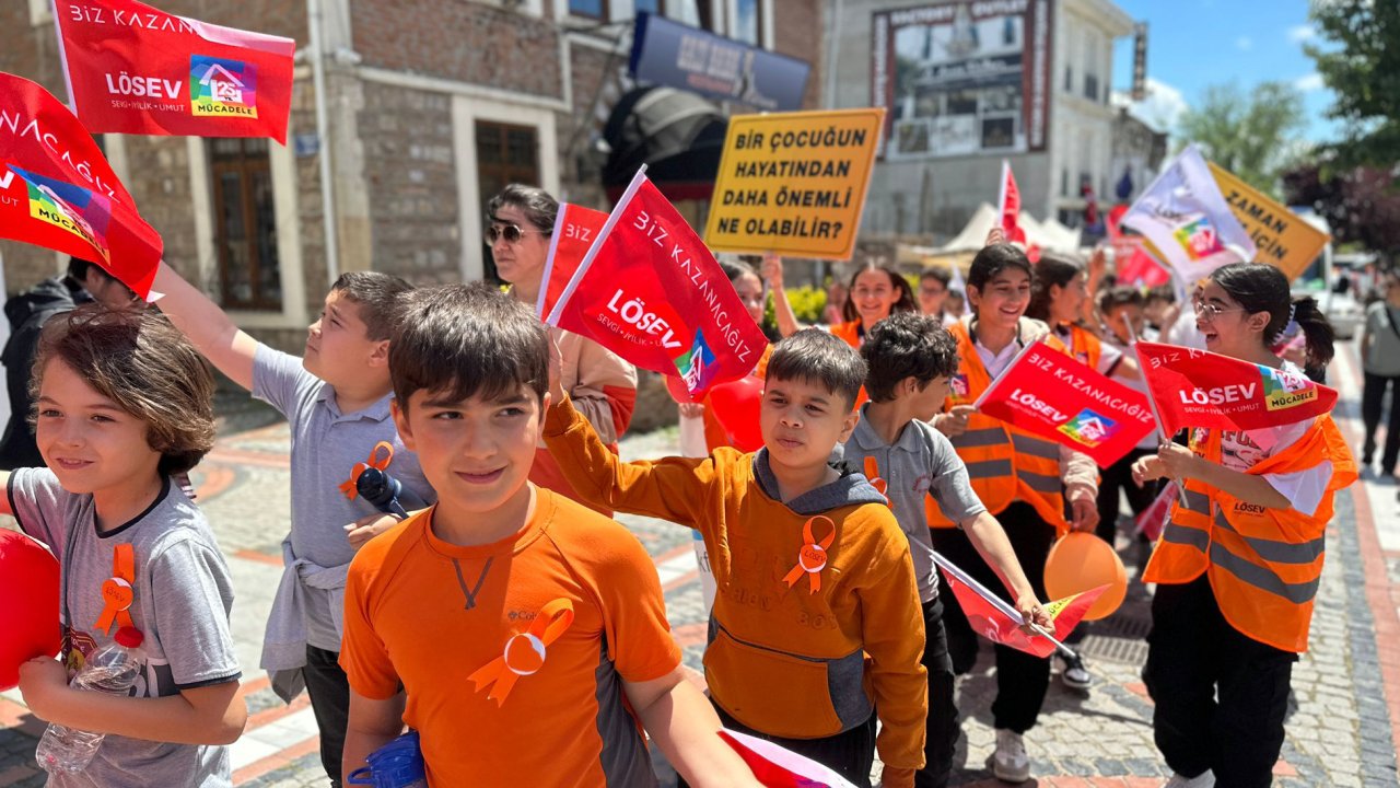Edirne'de Uluslararası Lösemili Çocuklar Haftası'nda farkındalık yürüyüşü