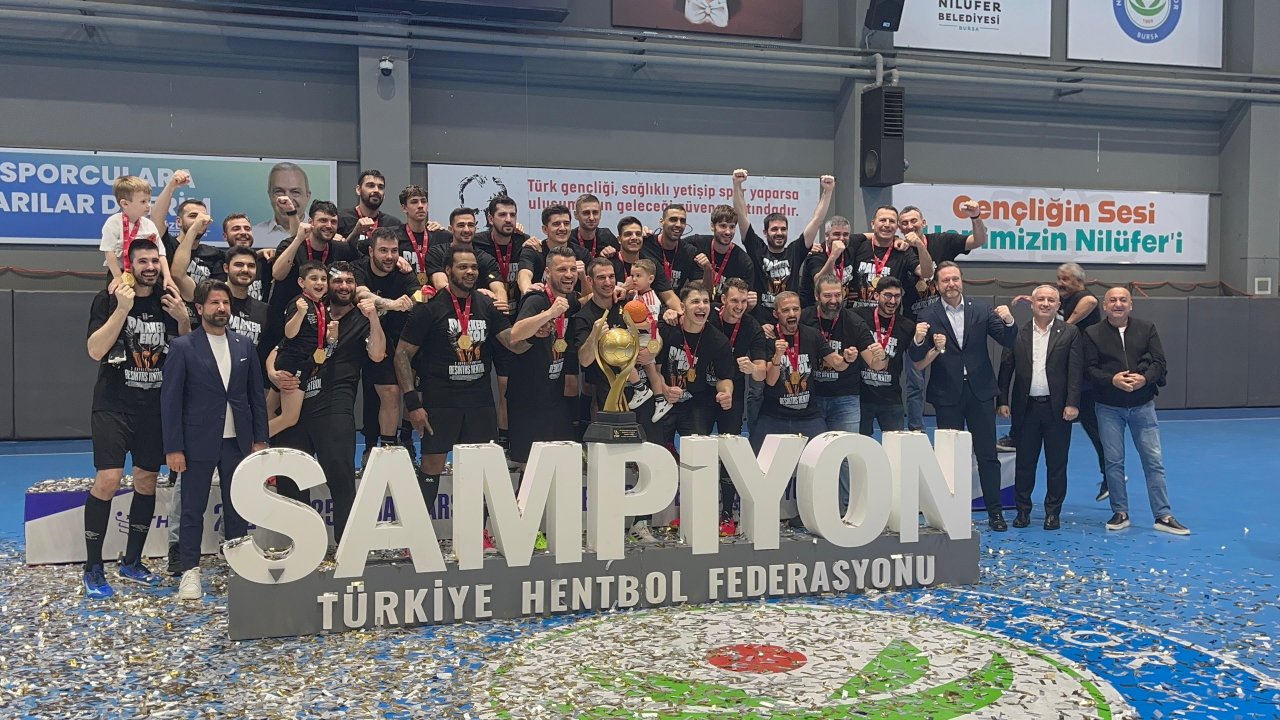 Hentbol Erkekler Süper Ligi şampiyonu Beşiktaş, kupayı kaldırdı