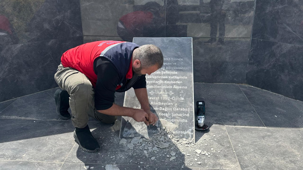 Hocalı Katliamı şehitlerinin anıldığı hitabeye zarar verildi