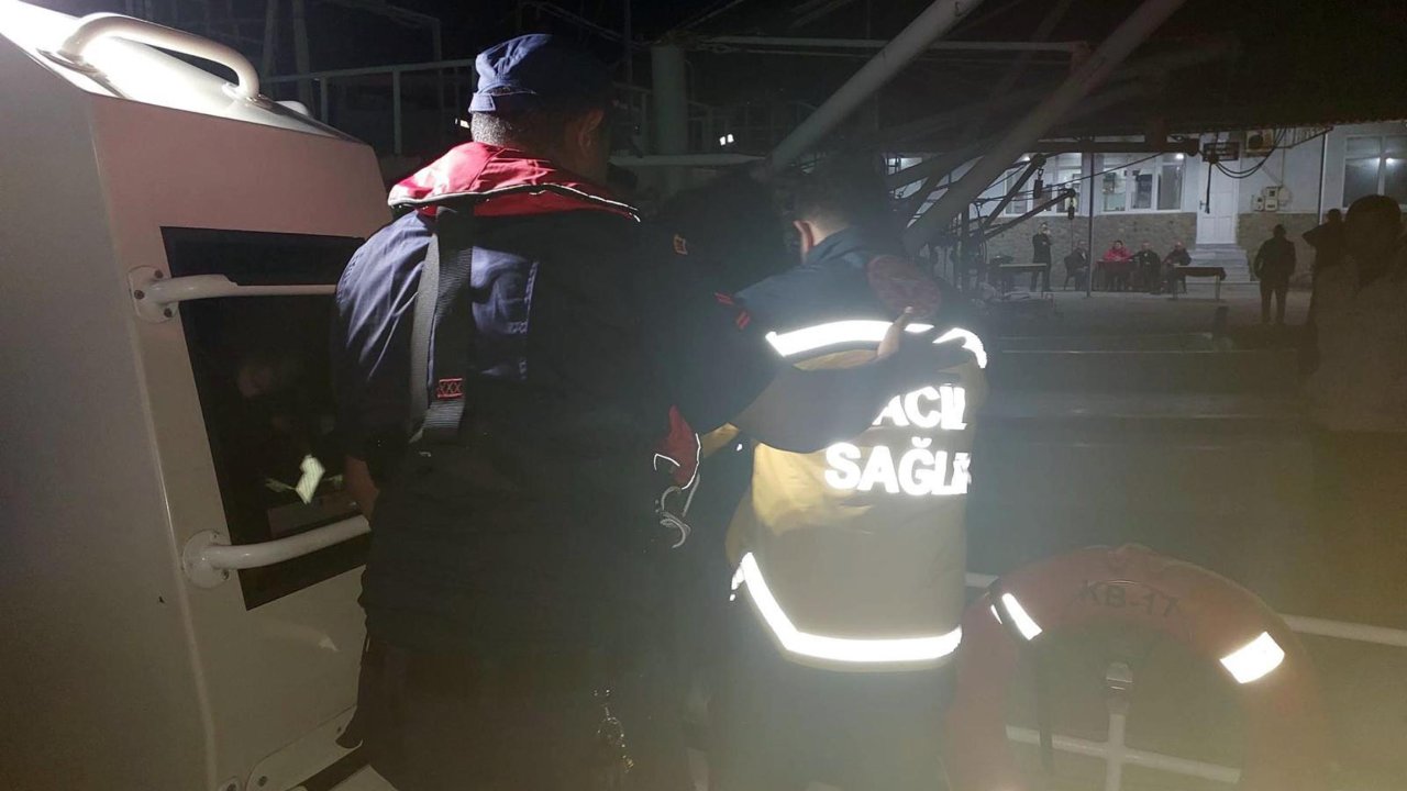 Kalp krizi geçiren gemi personelini Sahil Güvenlik ekipleri kurtardı