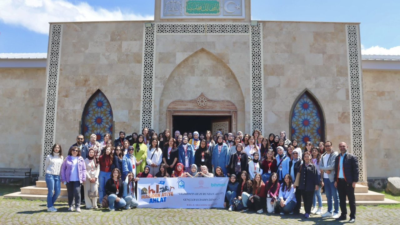 Mektup yazma yarışmasında dereceye giren Bursalı kız öğrenciler, Ahlat Külliyesi'nde ağırlandı