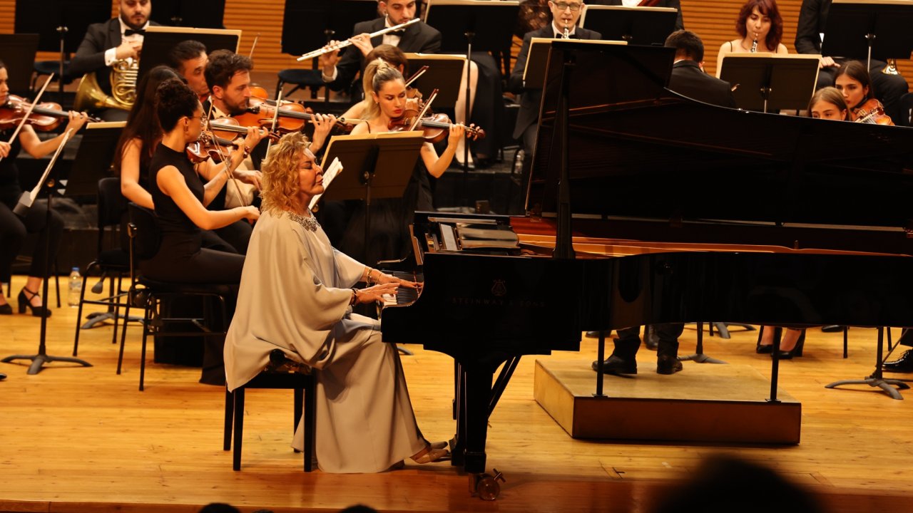 Nilüfer Senfoni Orkestrası ilk konserinde Gülsin Onay'ı ağırladı