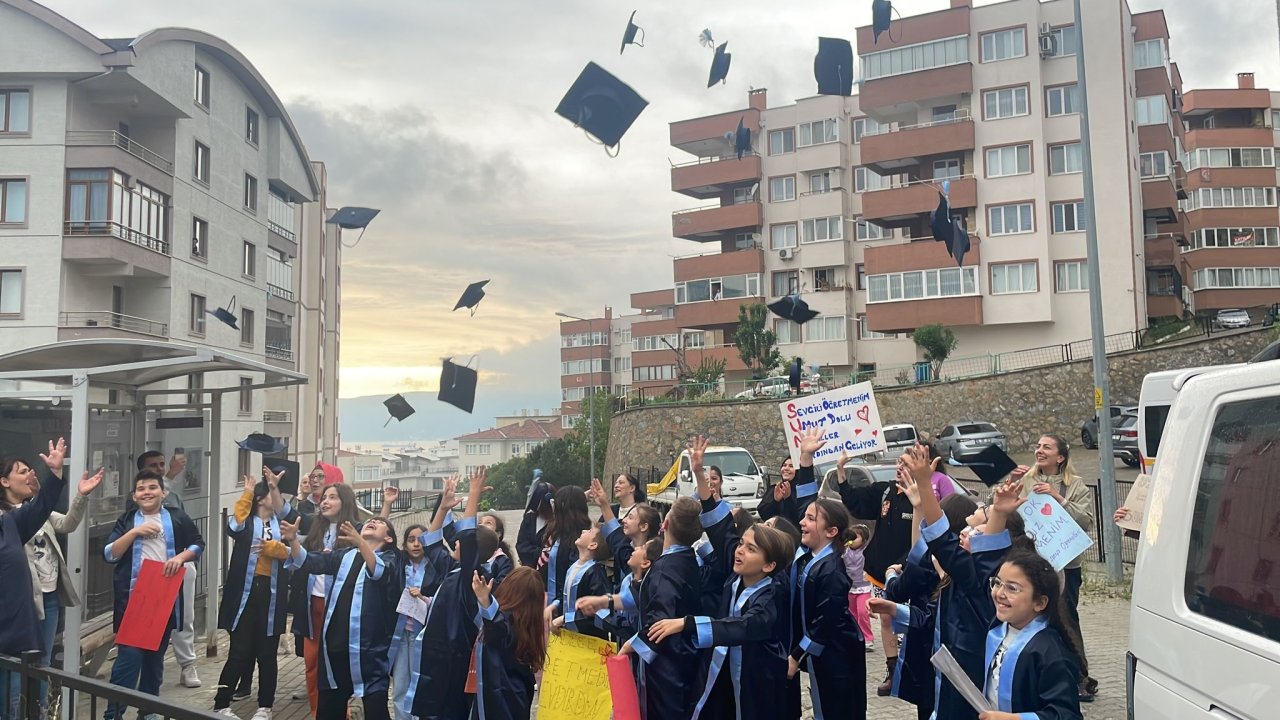 Öğrencilerden kanser tedavisi gören öğretmenlerine duygulandıran sürpriz