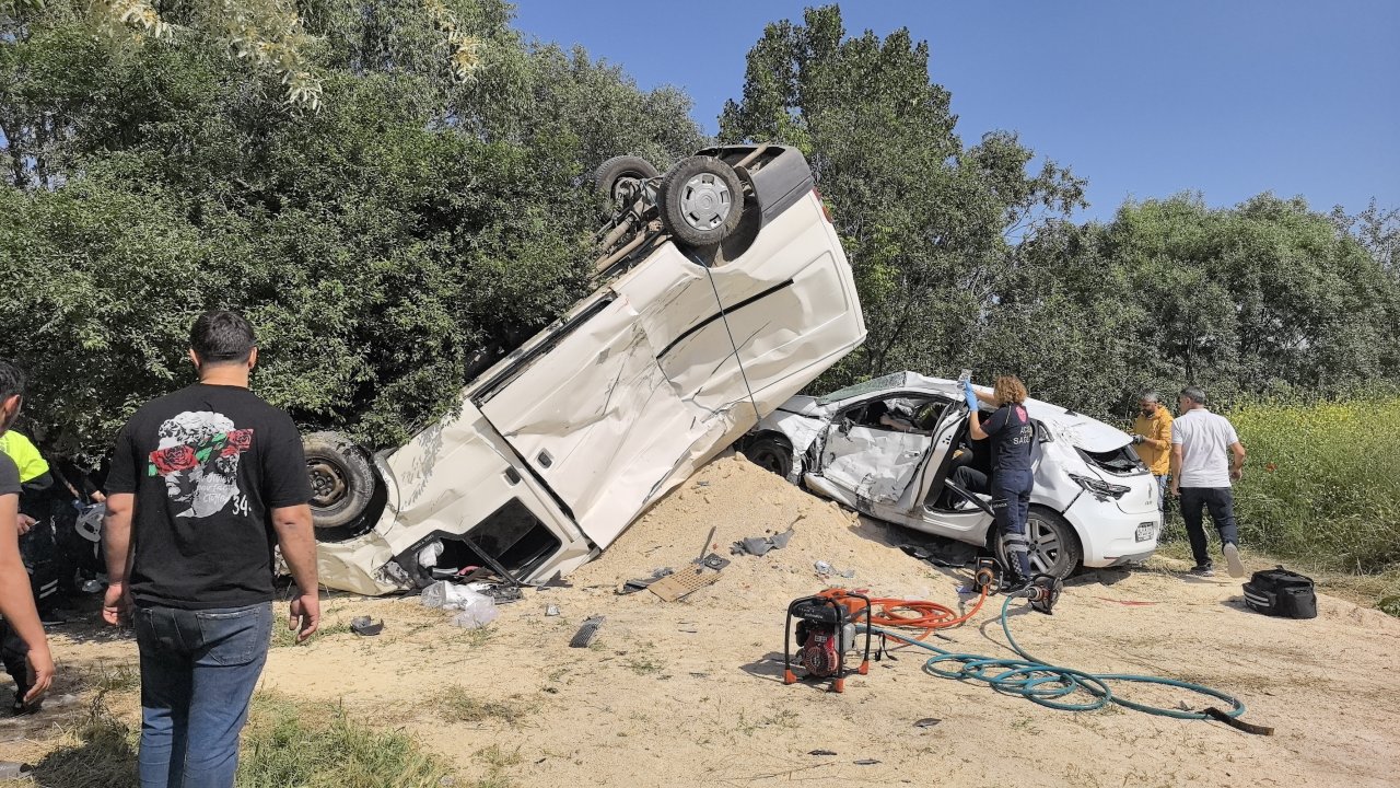 Otomobile çarpan minibüsün takla attığı kaza kamerada: 2'si ağır, 3 yaralı