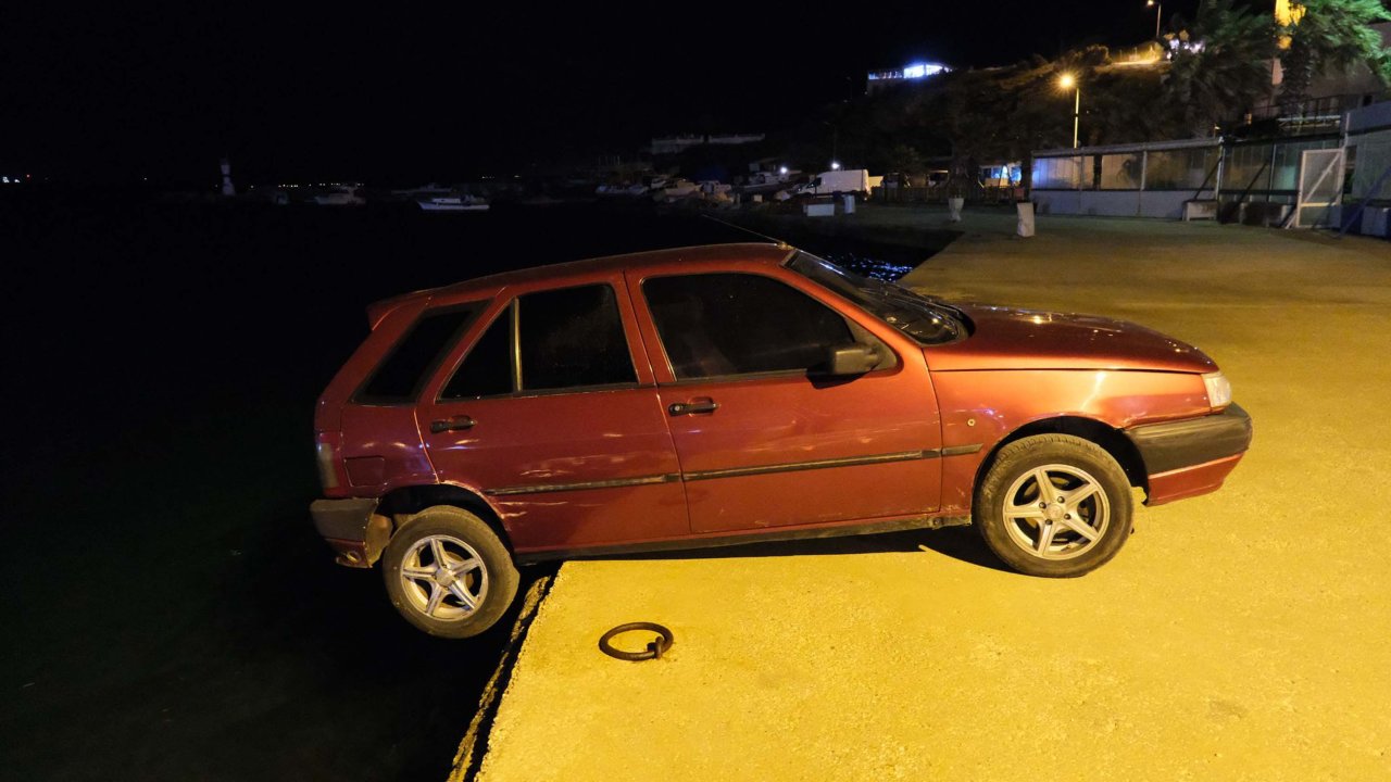 Otomobiliyle denize düşmekten son anda kurtarıldı