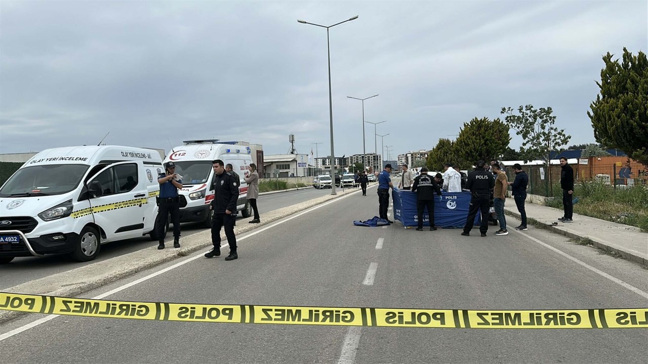 Otomobiliyle önünü kestiği boşanma aşamasındaki eşini tabancayla öldürdü