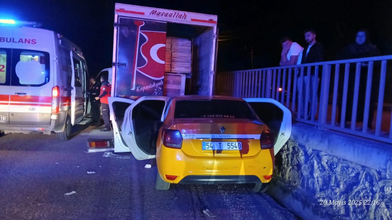 Taksi, önündeki kamyonete çarptı; 1 ölü, 1 yaralı