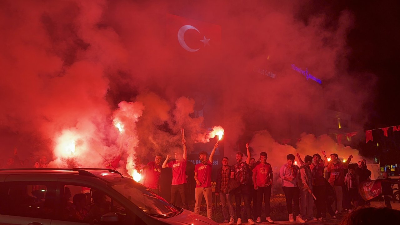 Yalova'da Galatasaraylı taraftarlardan şampiyonluk kutlaması
