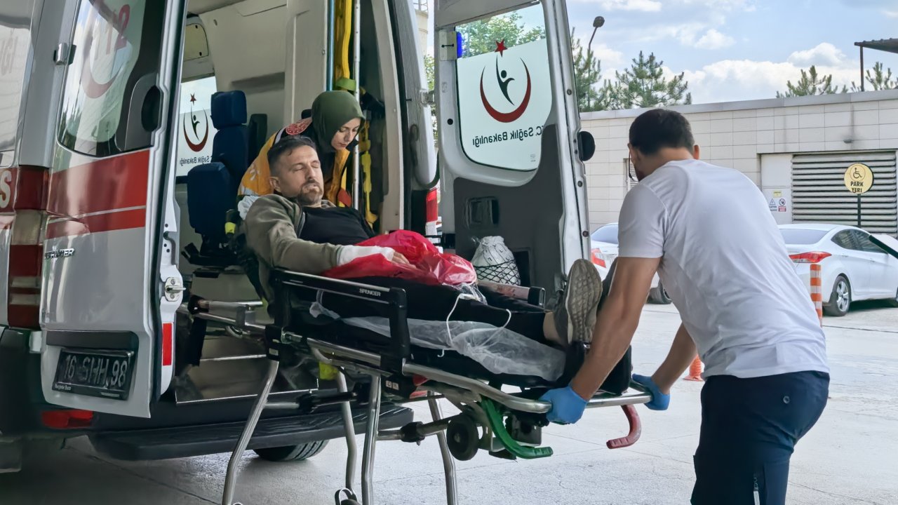 Ağaç keserken motorlu testere ile elinden yaralandı
