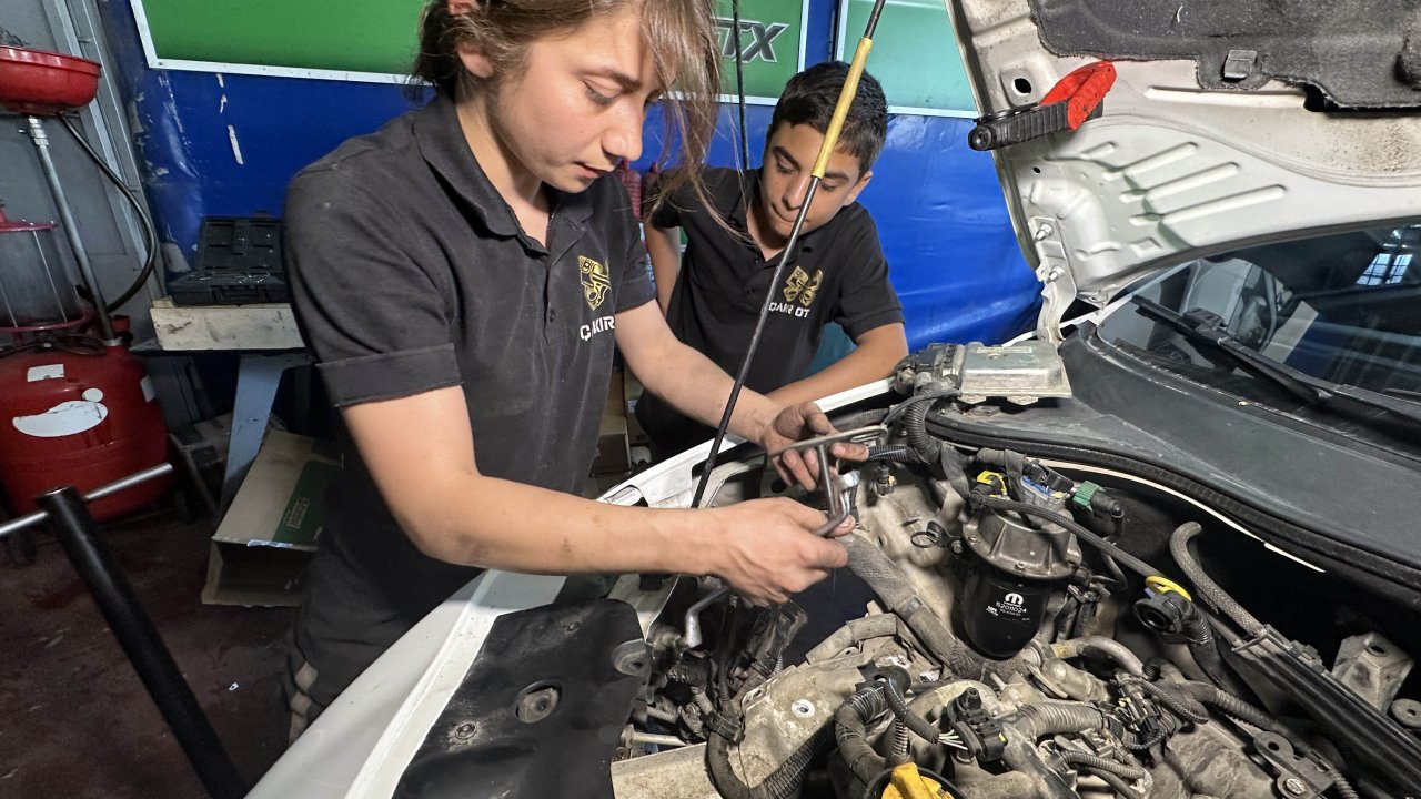 Araçlara meraklı İncilay, sanayide kalfa oldu; tek başına motor tamir ediyor