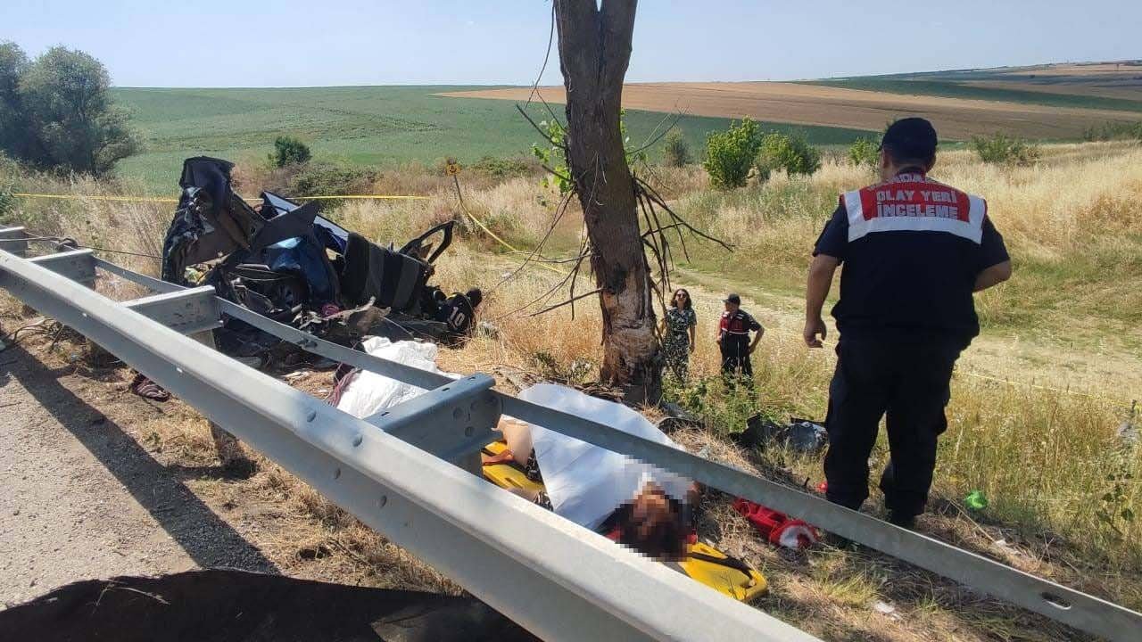Edirne'de otomobil, ağaca çarptı; 2'si çocuk 5 ölü, 1 yaralı