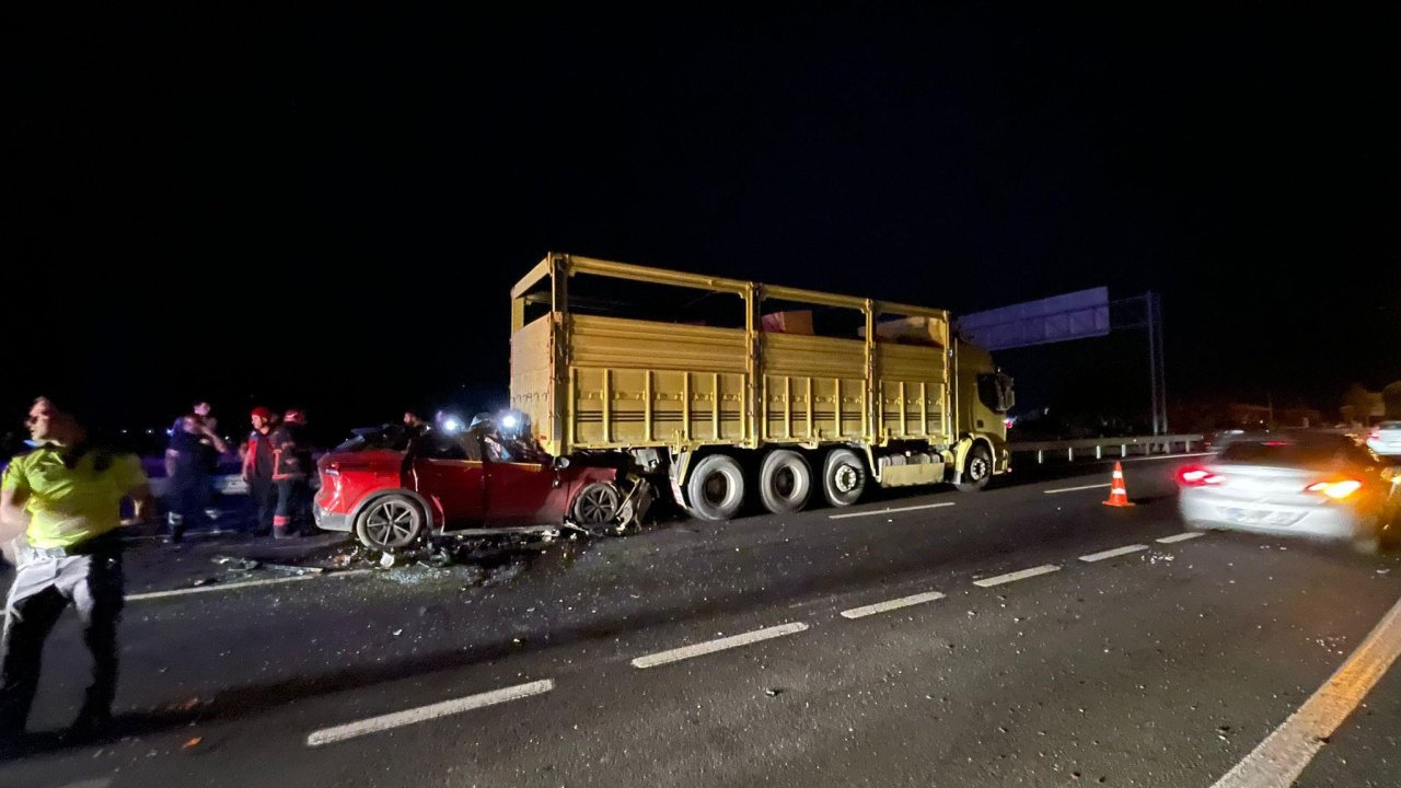 Kamyonun altına giren otomobilin sürücüsü öldü