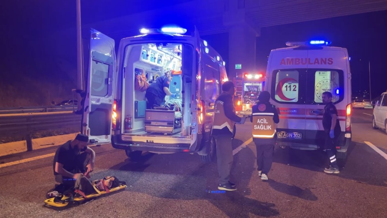 Kocaeli'de 3 otomobil çarpıştı; 12 yaralı