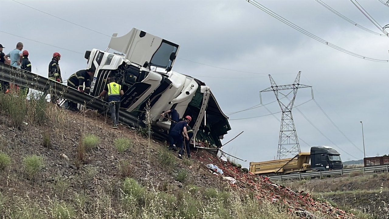Kocaeli'de karpuz yüklü TIR devrildi; 1 ölü, 3 yaralı