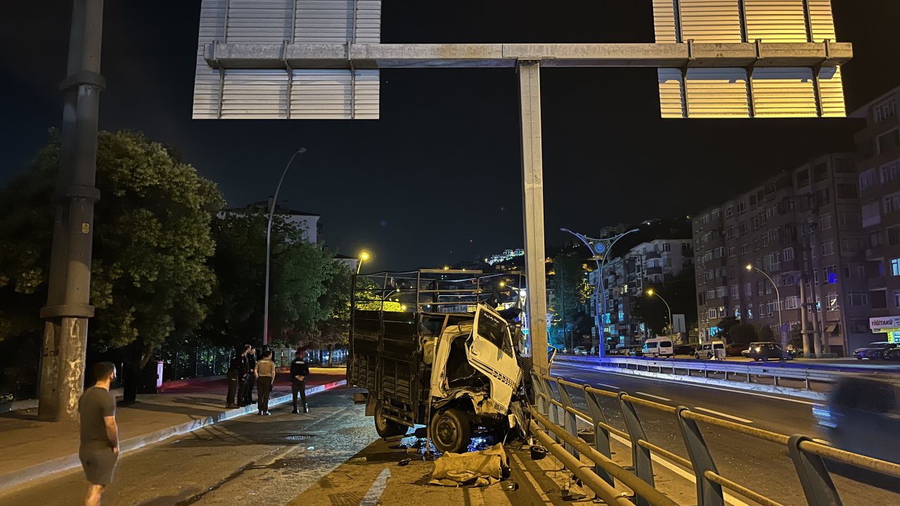 Kocaeli'de, tabela direğine çarpan kamyonun şoförü yaralandı