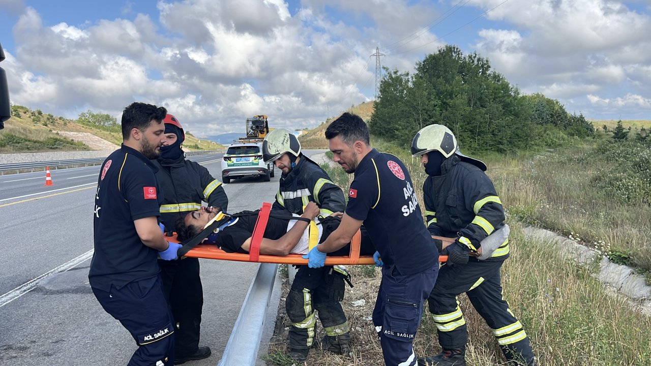 Otomobil, bariyere çarpıp şarampole devrildi; 4’ü ağır, 8 yaralı