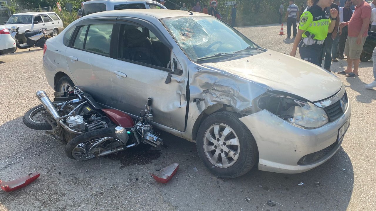 Otomobile çarpan motosikletteki 2 arkadaş ağır yaralandı