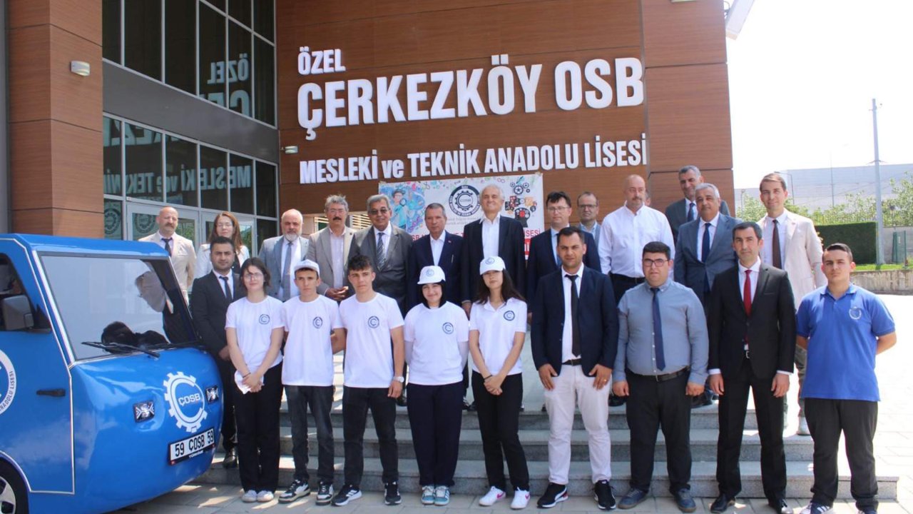 Tekirdağ'da lise öğrencileri, yerli imkanlarla elektrikli kamyonet üretti