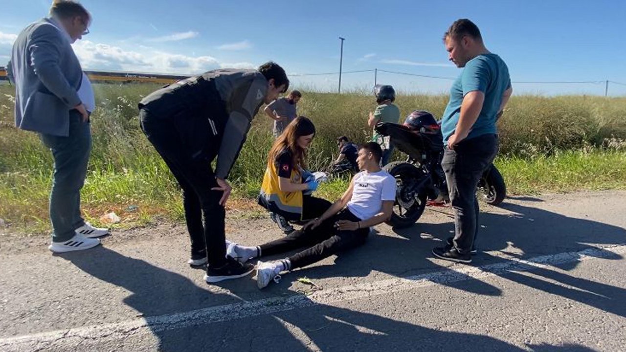 Motosikletle otomobil çarpıştı, 2 yaralı