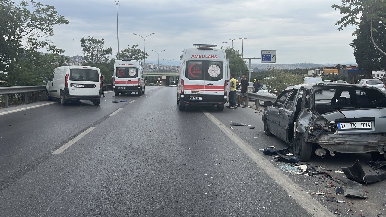 Arıza nedeniyle emniyet şeridinde duran otomobile motosiklet çarptı; 2 yaralı