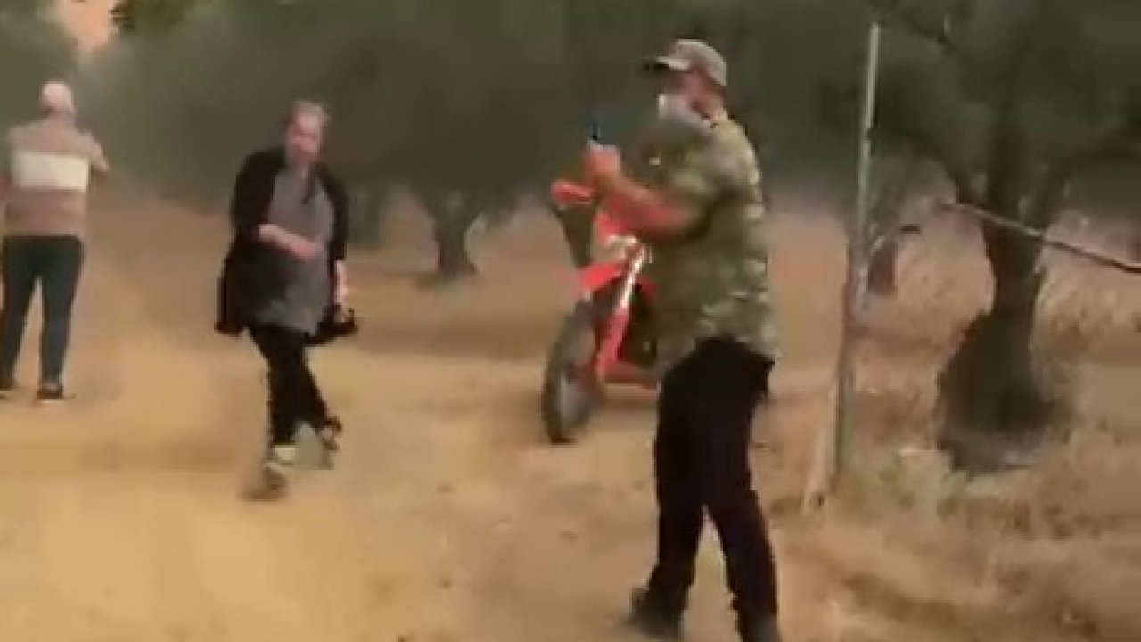 Belediye ekipleri, yangının tehdit ettiği evdeki aileyi tahliye ederken alevlerin ortasında kaldı