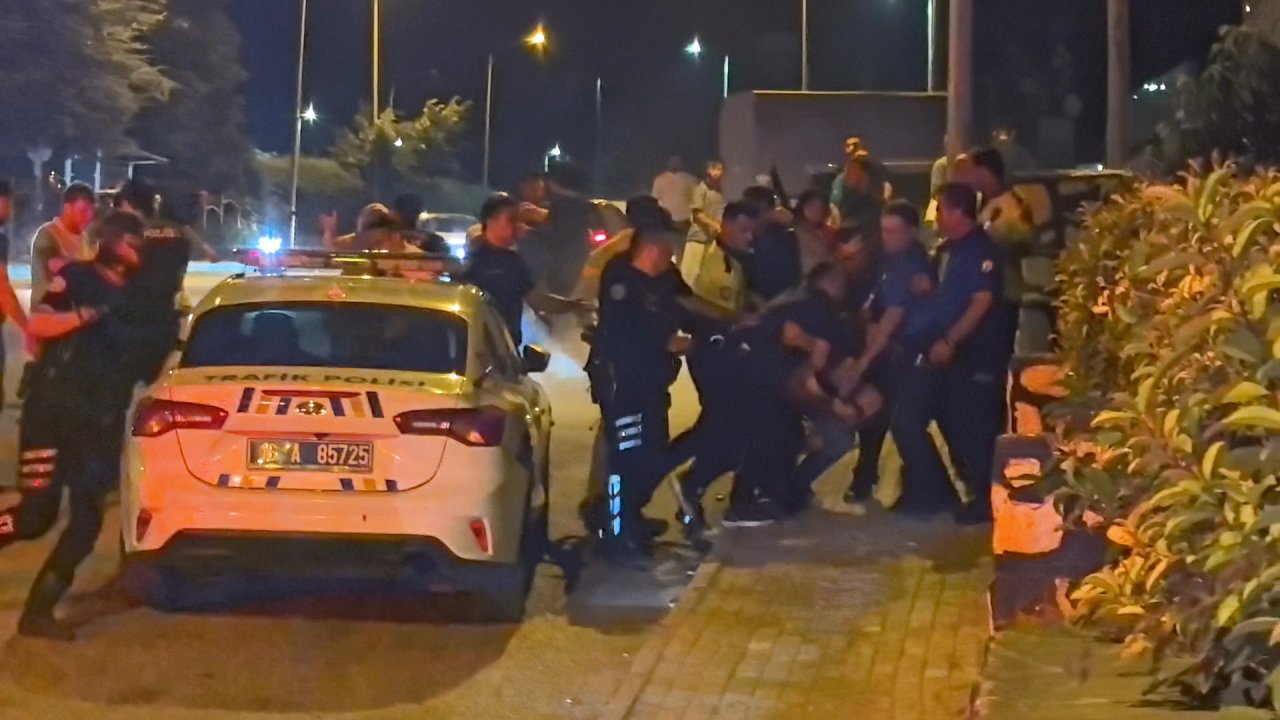 Bursa'da iki grup arasındaki ‘laf atma’ kavgasına aileler de karıştı; olay kamerada
